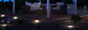 Terrasse design éclairée de nuit par des spots LED extérieurs encastrables